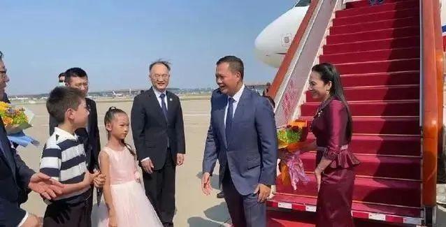 · 14日下午，柬埔寨首相洪玛奈抵达北京首都国际机场。