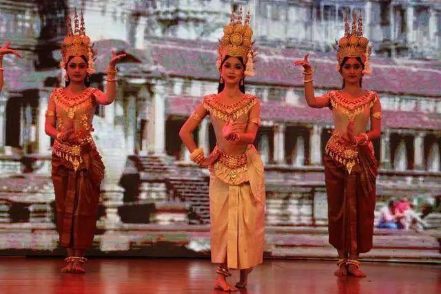 · 在中国—柬埔寨文化旅游年开幕式上，来自柬埔寨的舞蹈演员在表演。