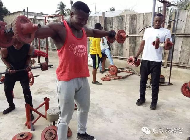 非洲这个村里盛产肌肉型男，看了他们的健身房让人佩服的五体投地