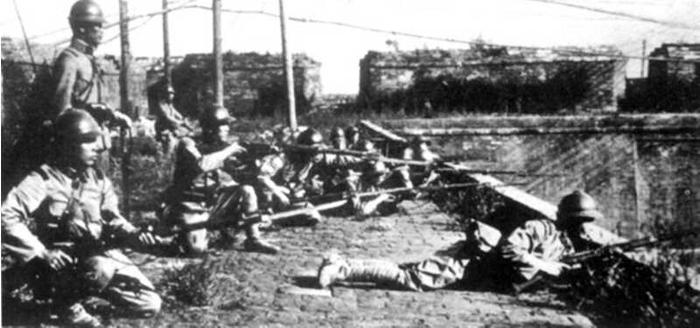 1931年9月19日，“九一八”事变的第二天，日军在沈阳外攘门上向中国军队进攻。新华社发