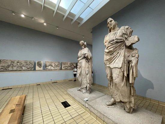 当地时间2023年9月5日，英国伦敦，大英博物馆，哈利卡纳索斯陵墓的阿尔忒弥斯和摩斯索洛斯雕像。图/视觉中国