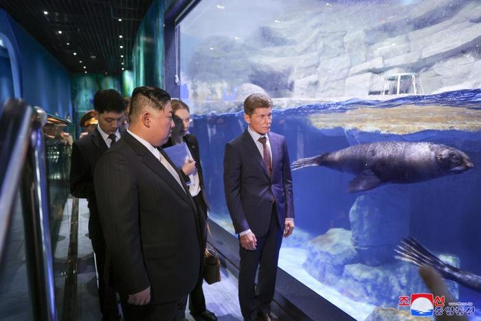 9月17日，金正恩参观滨海海洋水族馆。（图：朝中社）