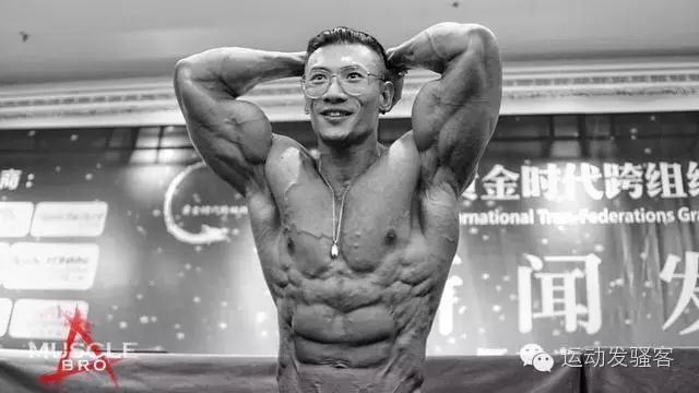 中国健美巨兽鹿晨辉的肌肉大片，毫不属于欧美肌肉猛男