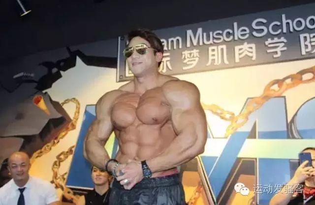 亚洲兽化人黄哲勋中国首秀，国内竟有人手臂比他还粗