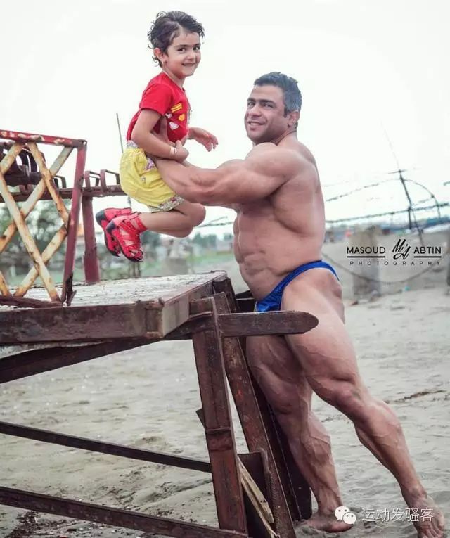 肌肉型男的孩子早当家，势必把肌肉练得比爸爸还大