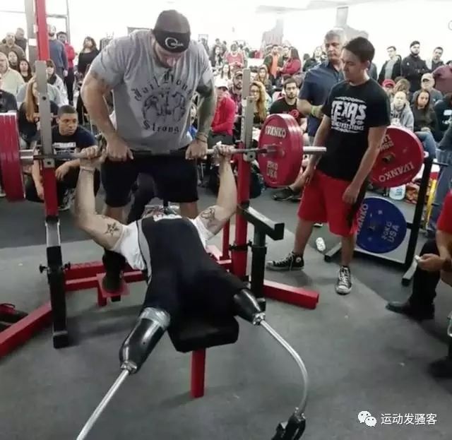 现实版“钢铁肌肉人”，成功挑战250公斤杠铃卧推