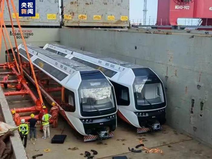 中国首次出口阿根廷新能源轻轨列车从江苏南通出海