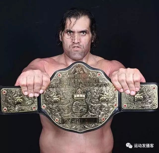 身高两米的WWE世界重量级冠军，普通人在他面前弱爆了