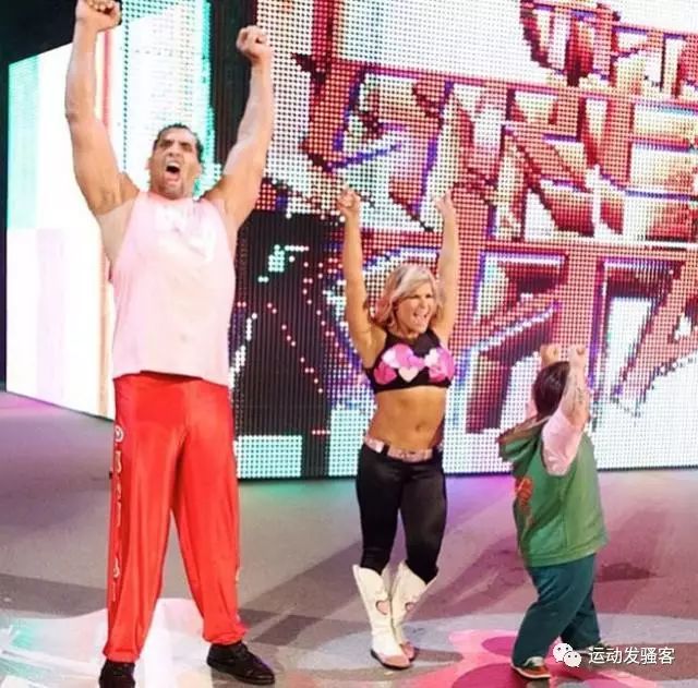 身高两米的WWE世界重量级冠军，普通人在他面前弱爆了