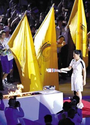 · 2007年8月8日，希里婉瓦丽在大运会上点燃圣火。