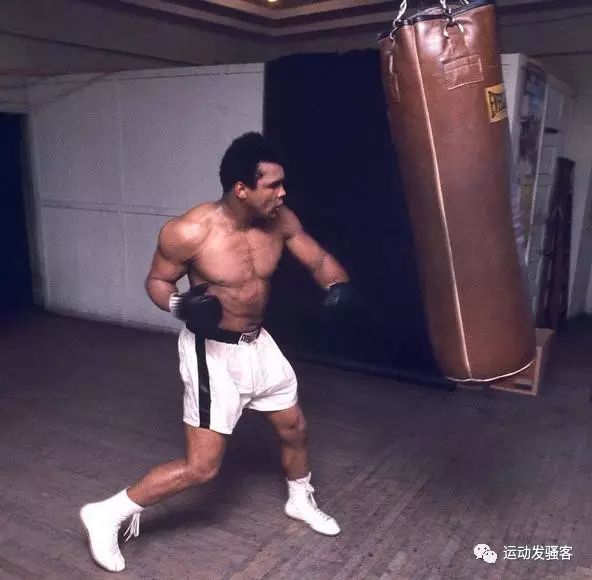 他是世界拳王更是反战斗士，曾受到邓小平的亲自接见