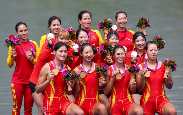 杭州亚运会，中国赛艇队豪取11金，亚运金牌总数达到103枚。 杭州亚组委供图