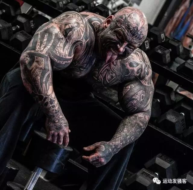 史上最强肌肉纹身男，野兽般的肌肉刻满了恐怖的纹身