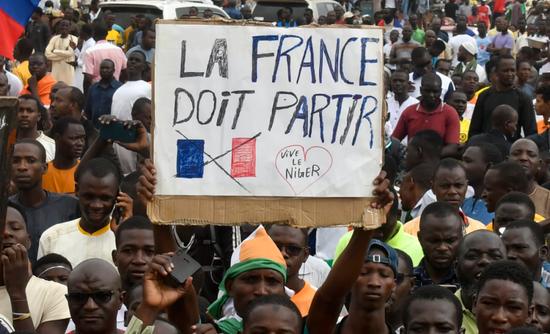尼日尔民众手举反法标语。图源：politico