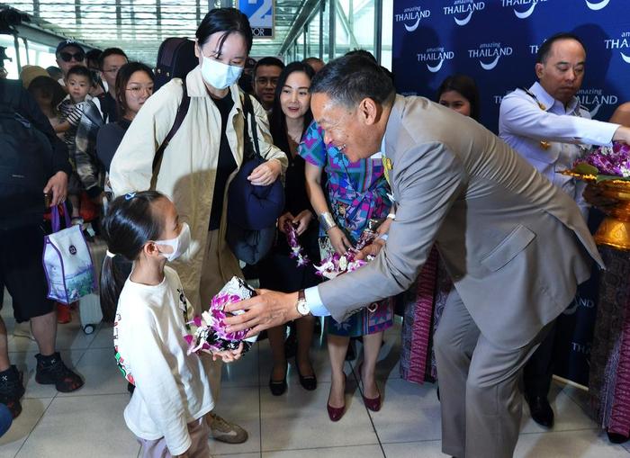 9月25日，泰国总理赛塔·他威信（前排右）在曼谷素万那普国际机场迎接中国游客。新华社发（拉亨摄）