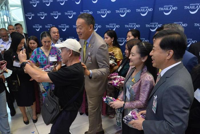 免签首日，泰国总理亲赴机场迎接中国游客