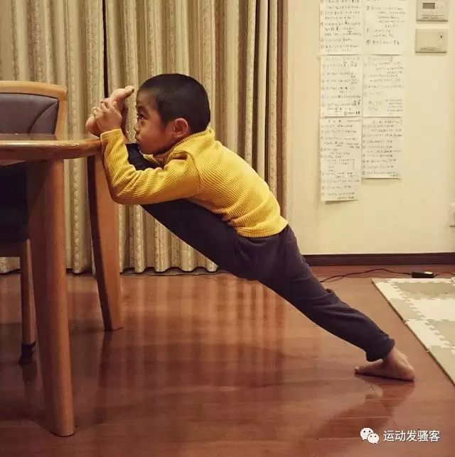 世界最强壮的日本小男孩，他把李小龙模仿的栩栩如生