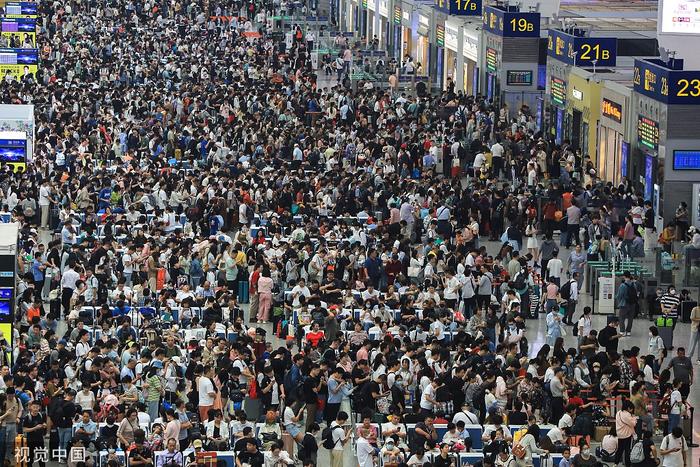 9月29日， 中秋国庆假期第一天，上海虹桥火车站内客流如织。图片来源：视觉中国