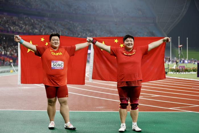 9月29日，杭州第19届亚运会田径女子铅球决赛，中国选手巩立姣（右）夺得金牌，宋佳媛（左）获得银牌。澎湃新闻记者 赵昀 图