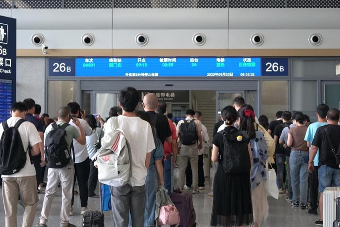 9月28日，福厦高铁开通运营首班G9801次列车检票。中国铁路南昌局 供图