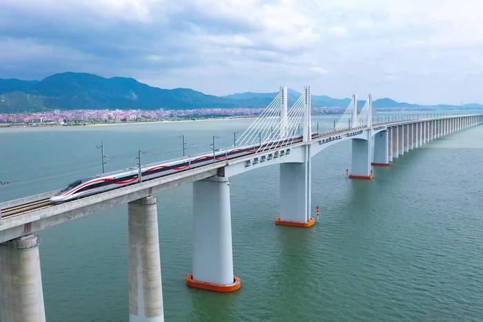 复兴号智能动车组行驶在福厦高铁湄洲湾跨海大桥。 中国铁路南昌局 供图