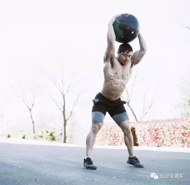 新加坡爆红的健身一哥，拉丝般的肌肉，成为网友健身的偶像