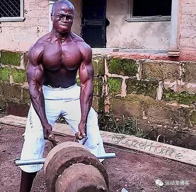 史上最励志的健身场景，非洲小哥肌肉的养成，健身者的荣耀
