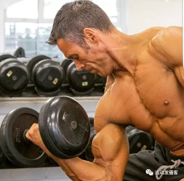 56岁的老头子，迷恋钢铁般的肌肉，要把自己练成施瓦辛格