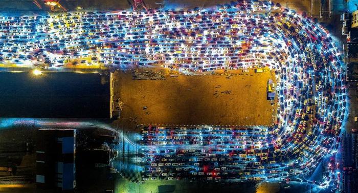 2018年2月21日晚，海南海口市，车辆在秀英港码头排序离港。图/视觉中国