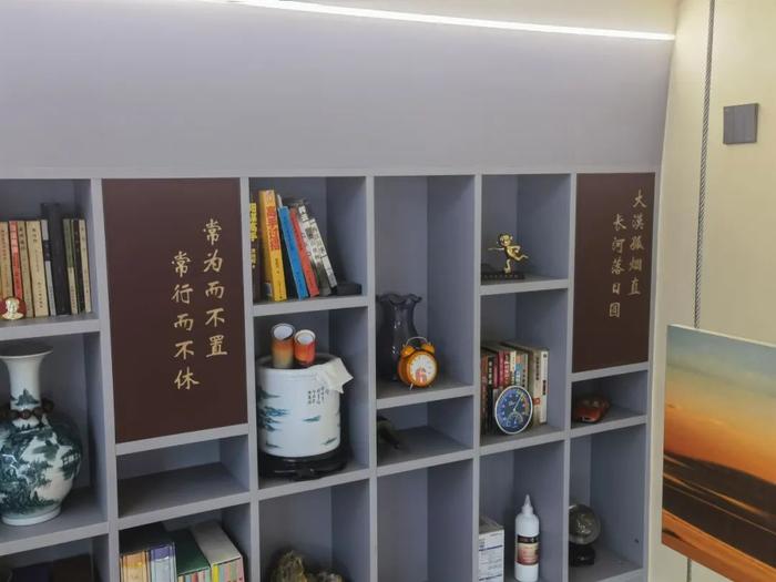 张玉延新家的二层阁楼书架印着两句诗，是他近十年跋涉的感受。新京报记者 李照 摄