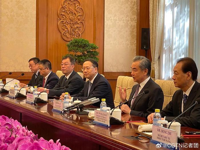 王毅与美国参议院多数党领袖舒默举行会谈