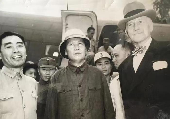 毛泽东偕周恩来等赴重庆同国民党当局进行谈判