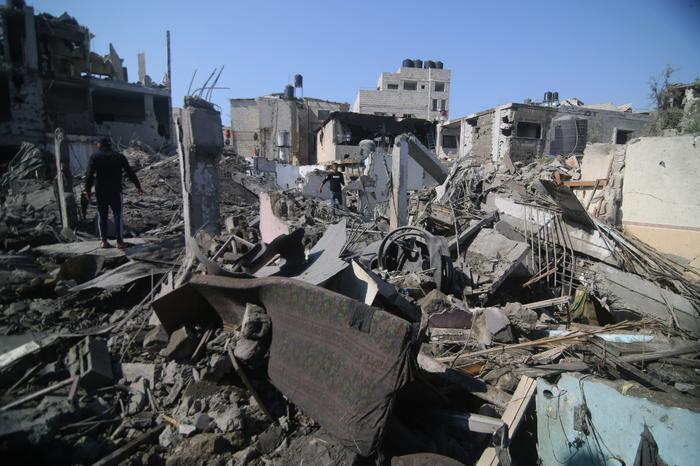 ▲10月11日，在加沙地带南部城市拉法，人们查看以色列空袭炸毁的建筑。图/新华社