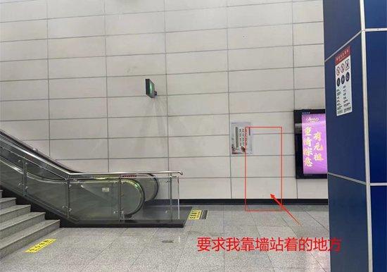 
                    小何从成都地铁锦城广场站下车后，被要求站立等待的地方。