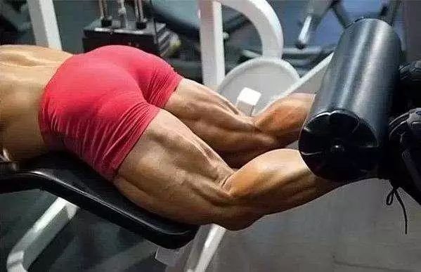 大腿后侧肌群锻炼方法，4组锻炼动作，让你腿部后侧变得更强大