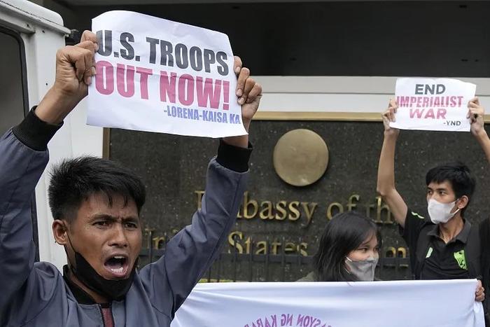 7月4日，美国驻菲大使馆外，民众要求美军撤出菲律宾。图源：视觉中国