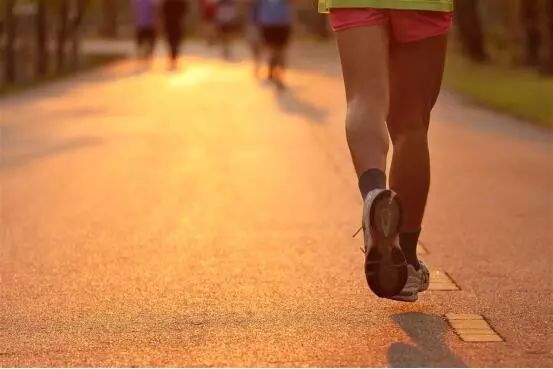 跑步是一项全民运动，但是，如何才能在高温天气下安全跑步呢