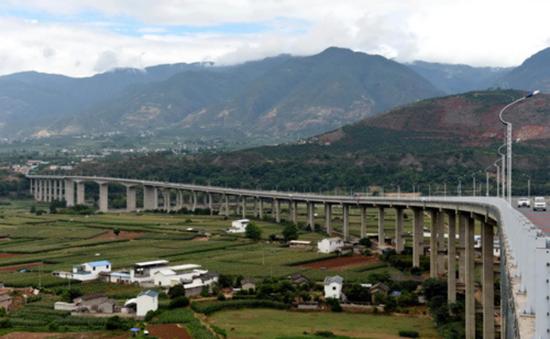中缅边境的云南保龙高速公路 图：新华社资料