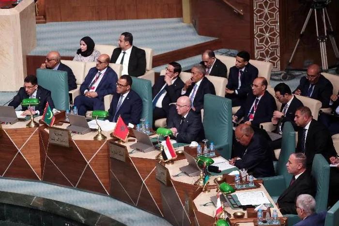10月11日，在位于埃及开罗的阿拉伯国家联盟（阿盟）总部，与会者出席会议。新华社发（艾哈迈德·戈马摄）