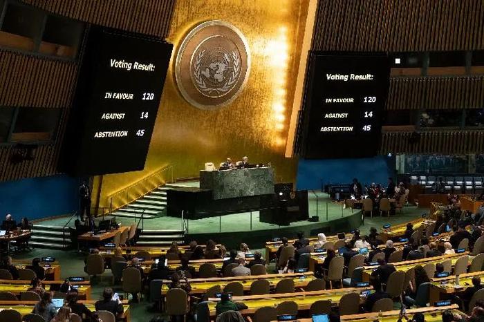 这是10月27日在位于纽约的联合国总部拍摄的联合国大会紧急特别会议表决现场。新华社发（联合国供图/埃万·施奈德摄）