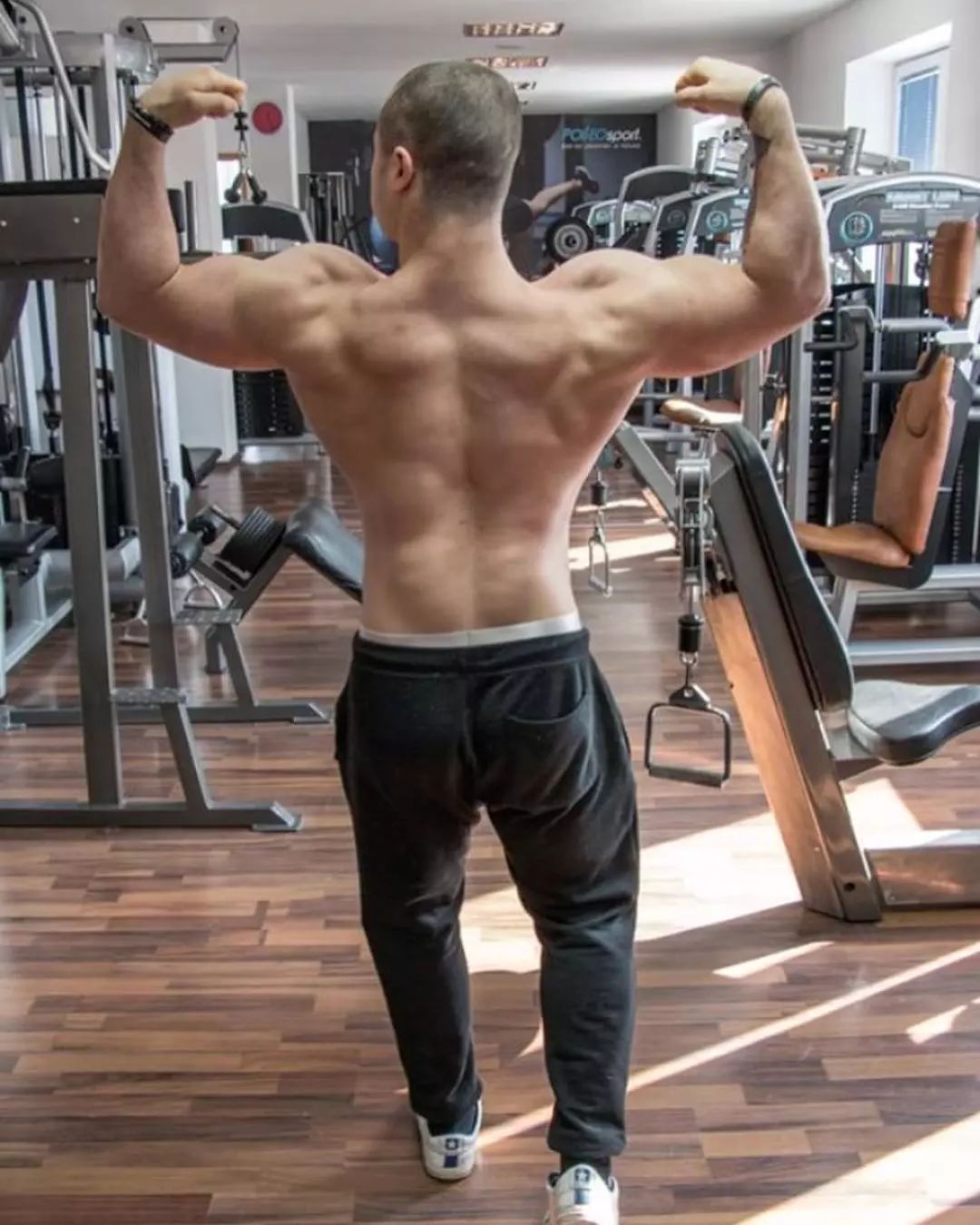 背部肌肉线条如何打造？一份完美的训练攻略告诉你