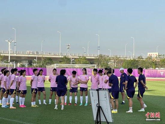 中国女足赛前训练。中新网记者 卞立群 摄