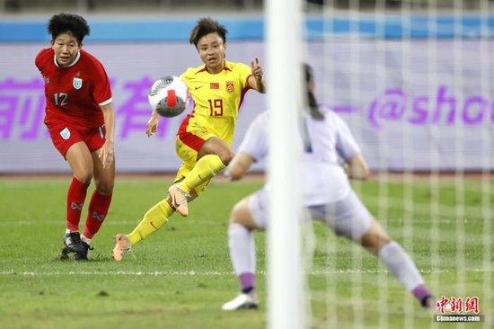 张琳艳（黄）在与泰国队比赛中。中新社记者 富田 摄