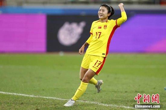   闫锦锦在与泰国队比赛中。中新社记者 富田 摄