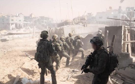 在这张由以色列军方于2023年11月4日发布的照片中，以军正在加沙地带与哈马斯对抗。图自《以色列时报》