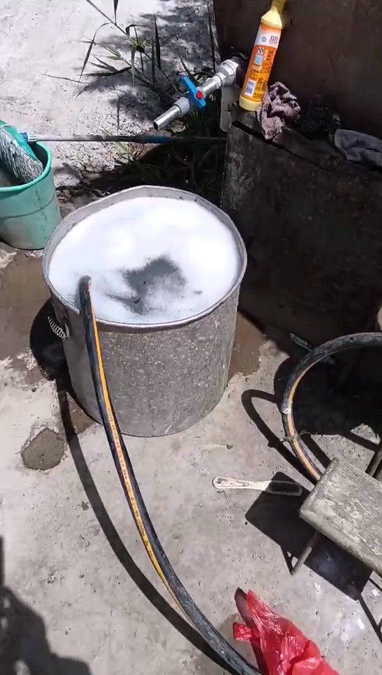 路边洗车摊为危化车提供的用于洗罐的水。  受访者供图