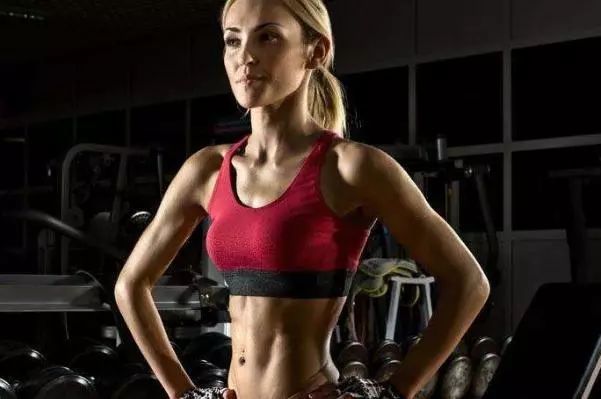 女性健身必练的四个动作，想要S型身材就练起来