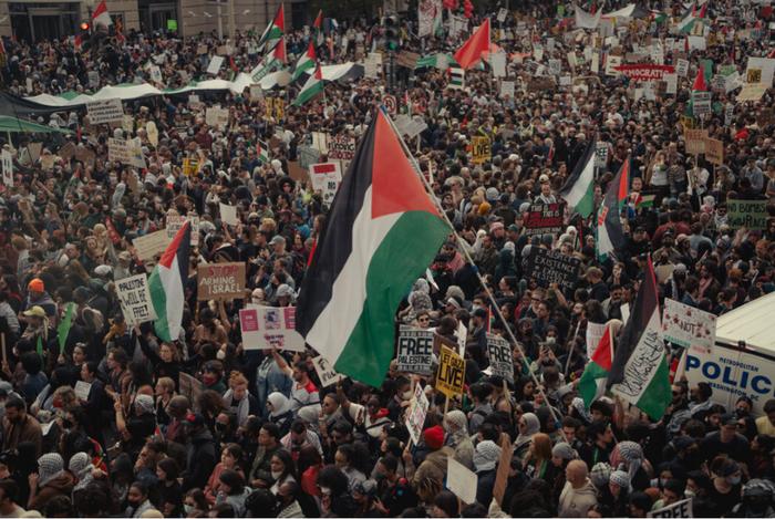 4日，华盛顿的示威者指责以色列犯下战争罪行，空袭已将加沙整片街区夷为平地。图源：纽约时报