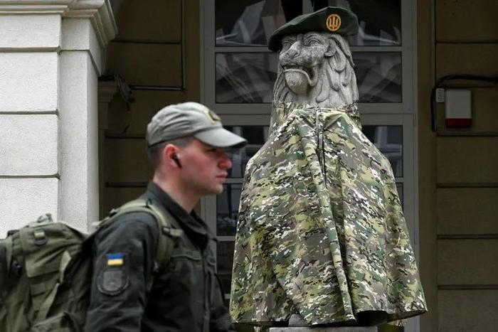 乌克兰为士兵研发隐形披风  图：参考消息