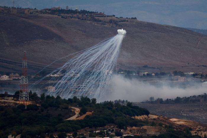 当地时间2023年11月12日，黎巴嫩和以色列边界遭到以色列军方发射的白磷弹袭击。/ IC photo